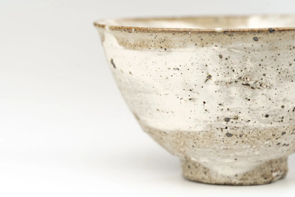 Komon Kotsuji Hakeme Aratsuchi White Mat (mat white brush mark on rough clay) Large Rice Bowl Product vendor